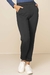 Calça jogger thermo na cor chumbo, com barra italiana e bolsos na frente. Peça coringa La Thereza.