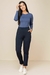 Modelo usando calça jogger termo de barra italiana combinada com uma blusa de manga longa, em um look confortável de inverno.