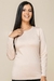 Modelo usando blusa térmica de manga longa na cor bege, coleção de Inverno La Thereza.