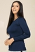 Modelo usando blusa térmica de manga longa na cor marinho, coleção de Inverno La Thereza.