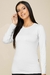 Modelo usando blusa térmica de manga longa na cor branca, coleção de Inverno La Thereza.