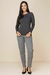 Modelo usando blusa térmica de algodão na cor cinza, combinada com calças cinzas e sapatos pretos.