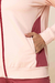 Detalhe do conjunto Thermo com calça tradicional, mostrando a parte da jaqueta com bolso e zíper.