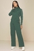 Conjunto termo texturizado verde com pantalona, apresentando um zíper na jaqueta e detalhes em cinza, da coleção Inverno 2025