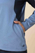 Detalhe do conjunto Thermo com jogger, mostrando a parte superior em azul com detalhes em preto e bolso lateral.