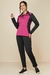 Modelo usando um conjunto Thermo com jogger de barra italiana, na cor rosa pink e chumbo.
