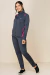 Conjunto Thermo feminino com calça tradicional, na cor cinza escuro com detalhes em pink, confortável e estiloso.