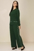 Conjunto moletinho feminino com pantalona, na cor verde, apresentando detalhes em branco e modelagem confortável.