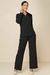 Conjunto canelado com pantalona em tom preto, modelagem confortável, ideal para looks casuais.