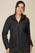 Casaco Sherpa com capuz, na cor preto apresentando detalhes de zíper e bolsos frontais, modelo feminino de inverno 2025 La Thereza.