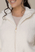 Casaco Sherpa branco com zíper, detalhe de textura felpuda, modelagem confortável.
