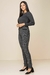 Modelo usando calça jacquard cinza, ajustada ao corpo, com blusa de manga longa. Look elegante e confortável de inverno.