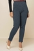 Calça jogger jacquard na cor marinho, com detalhes de costura e fendas na barra, da coleção Inverno 2025 La Thereza.