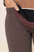 Calça jogger jacquard em tom marrom, destacando detalhes do tecido e acabamento.