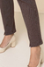 Calça jogger jacquard em tom marrom com detalhe de costura, mostrando a parte inferior da calça com leve abertura.