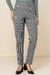 Calça Jogger Jacquard com padrão xadrez, vista frontal, coleção de inverno.