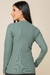 Modelo usando blusa térmica canelada de manga longa na cor verde, coleção Inverno 2025 La Thereza, vista de costa.