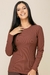 Modelo usando blusa térmica canelada de manga longa na cor marrom, coleção Inverno 2025 La Thereza.