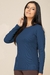 Modelo usando blusa térmica canelada de manga longa na cor marinho, coleção Inverno 2025 La Thereza.
