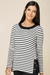 Blusa tricot listrada com mangas longas em tons de preto e off, com detalhes em botões nas laterais.