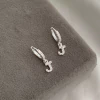 Argola Click Inicial Cravejada Prata 925