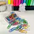 Clips de metal colorido 28mm – caixa com 80 unidades sortidas para organização de documentos e cadernos
