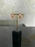 brinco floral resinado dourado