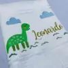 Toalha Lavabo Bordada Personalizada Infantil 30 x 45 cm – Dinossauro Nuvens
