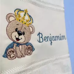 Toalha Lavabo Bordada Personalizada Infantil 30 x 45 cm – Ursinho com Coroa e Capa