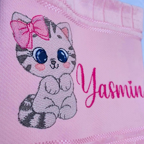 Toalha Lavabo Bordada Personalizada Infantil 30 x 45 cm – Gatinha com Laço