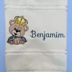 Imagem do Toalha Lavabo Bordada Personalizada Infantil 30 x 45 cm – Ursinho com Coroa e Capa