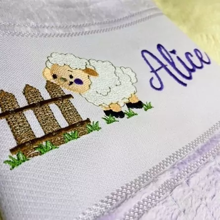Toalha Lavabo Bordada Personalizada Infantil 30 x 45 cm - Ovelhinha com Cerca