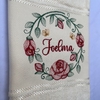 Toalha Lavabo Bordada Personalizada Infantil 30 x 45 cm – Guirlanda Flores e Borboleta