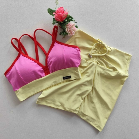 Conjunto Short Amarelo Manteiga Top Margarida Detalhe Flamingo