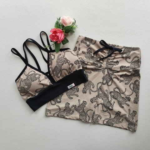 Conjunto Short Onça Desenho Fundo Bege Top Margarida
