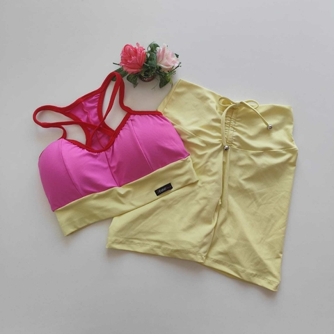Conjunto Short Amarelo Manteiga Top Mel Flamingo Detalhe Vermelho