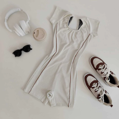 Macaquinho Canelado Off White Detalhe Mocha Mousse SEM EMPINA BUMBUM