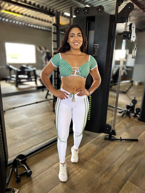 Conjunto Calça Suplex Branco Viés Duplo Verde Jade Top Ciganinha Poá - comprar online