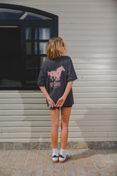 Horse Tee na internet