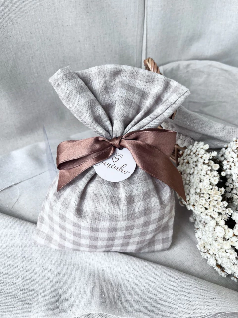 50 Saquinhos Amarradinho de Linho Xadrez Marrom Tag e Fita Cetim - comprar online