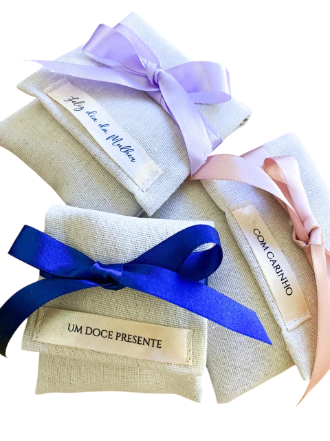 05 Saquinhos envelope Cor Natural presente delicado linho com Etiqueta e Fita de Cetim - comprar online