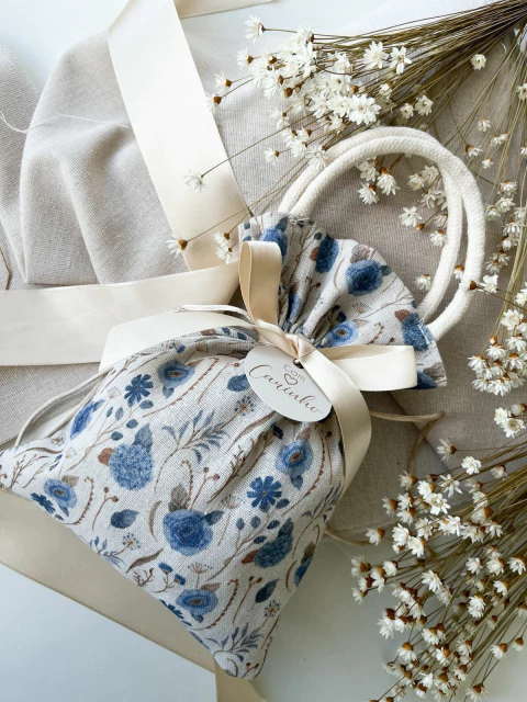 05 Saquinhos de Puxar alça Estampa Floral Azul - comprar online