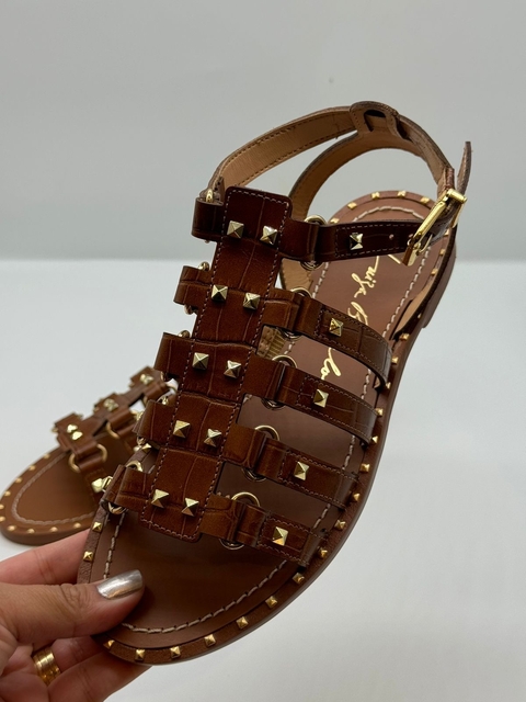 SANDÁLIA LUIZA BARCELOS FISHER RASTEIRA EM CROCO CARAMELO