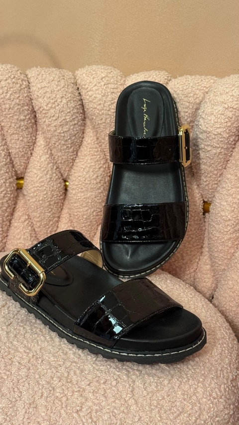 SANDÁLIA PAPETE LUIZA BARCELOS EM COURO CROCO PRETA COM FIVELA - PRETO - comprar online