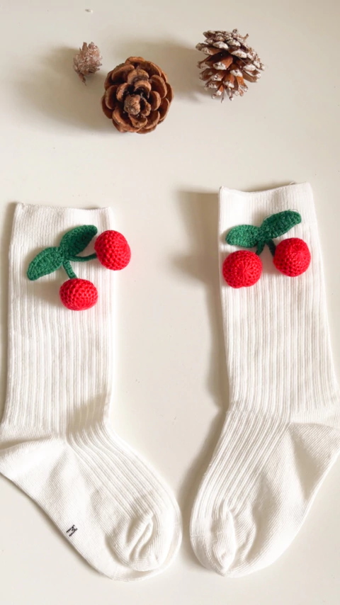 Meia Branca com Cerejinhas