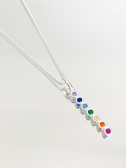 Colar Prata 925 com pingente palito 7 chakras cravejado com zircônias coloridas corrente veneziana V15 - comprar online