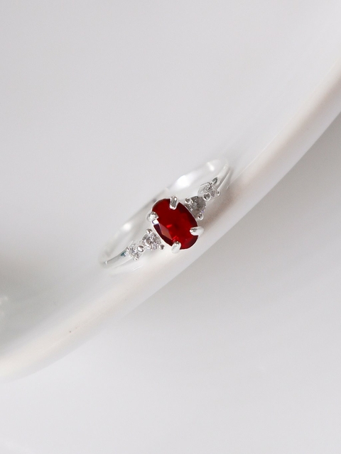 Anel solitário em prata 925 legítima com pedra zircônia oval vermelho rubi aro fino cravejado com 4 zircônias formatura - comprar online