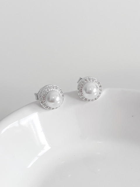Brinco feminino pequeno em Prata 925 legítima com pérola Shell cravejado ao redor