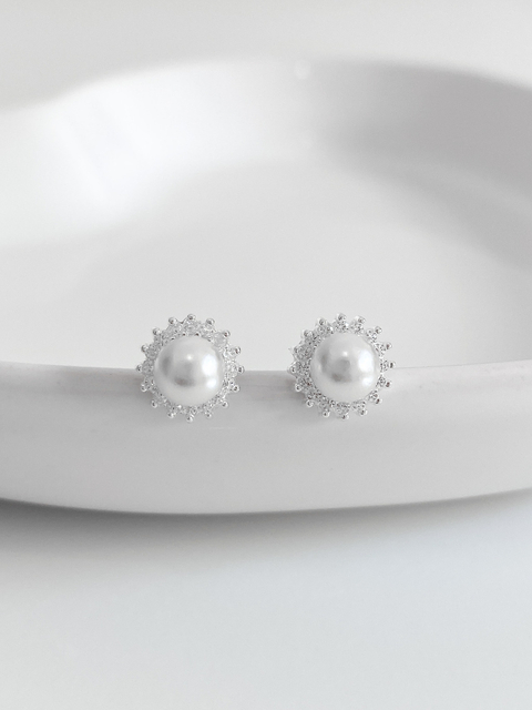 Brinco pequeno feminino em prata 925 legítima pérola shell cravejado ao redor estilo flor