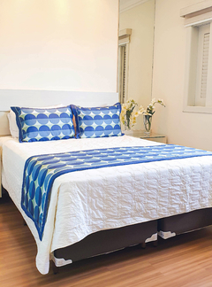 KIT CAMA COM 3 PEÇAS - 2 FRONHAS E 1 PESEIRA ESTAMPA POA EM TONS DE AZUL E VERDE - comprar online